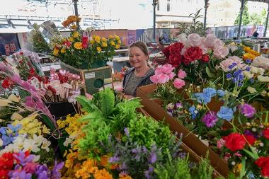 Trader with flowers