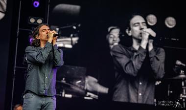 Gary Lightbody lead singer singing on stage