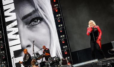 Kim Wilde on singing stage