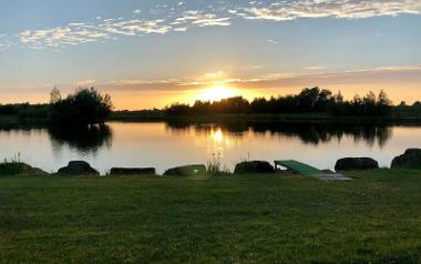 A sunset over the lake at Stanley Villa Farm 