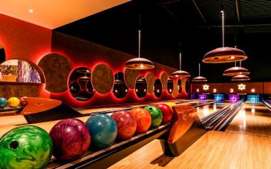 Bowling bowls aligned at Flower Bowl's bowling lanes.