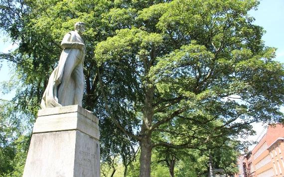 Sir Robert Peel statue on Winckley Square.