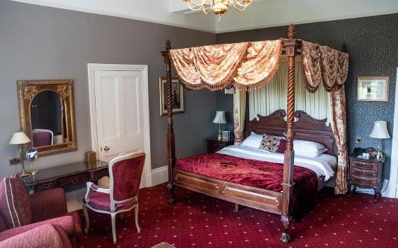 Farington Lodge traditionally decorated hotel room with four poster bed.