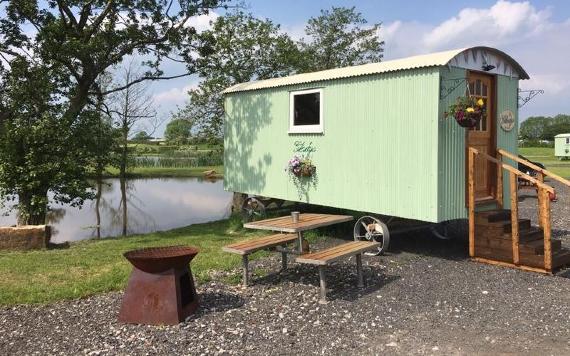 Poplar Grove Farm shepherd hut but body of water.